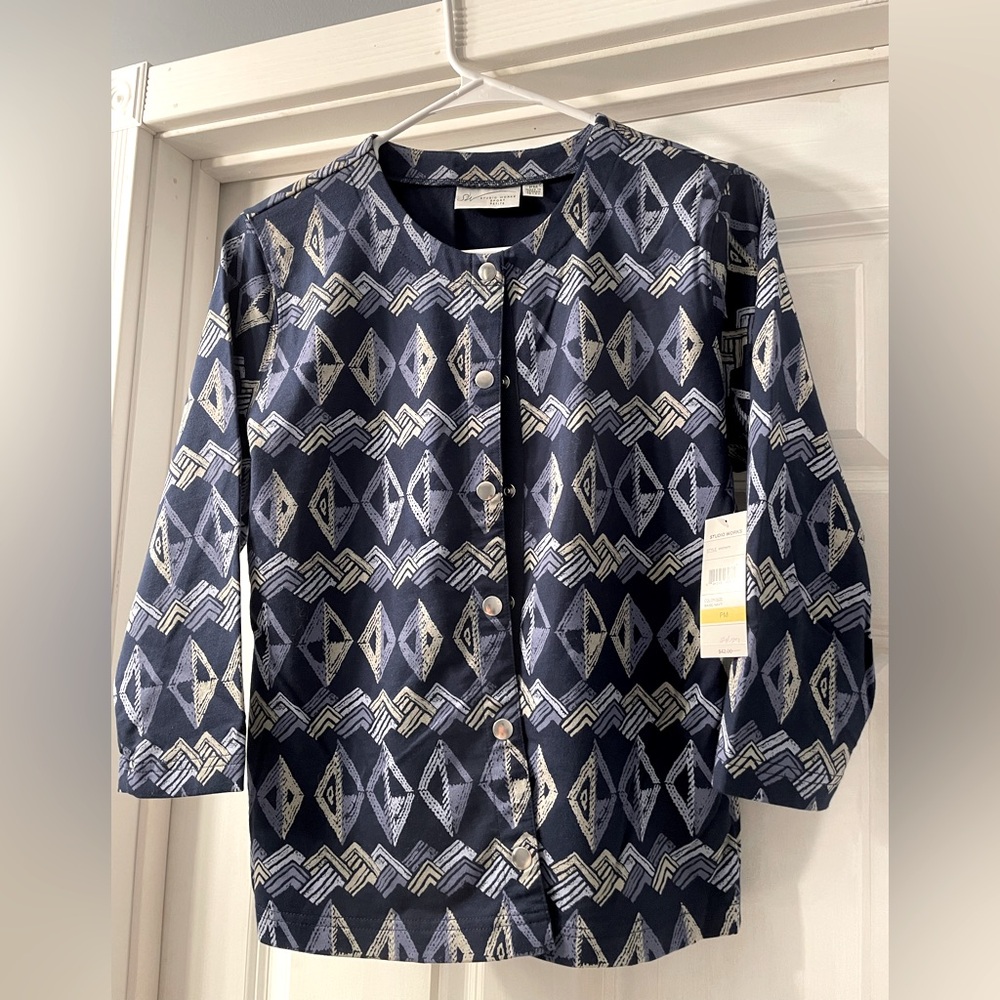Studio Works Women's Snap-Front 3/4 Sleeve Knit Top NWT Sz M Geometric Navy Blue